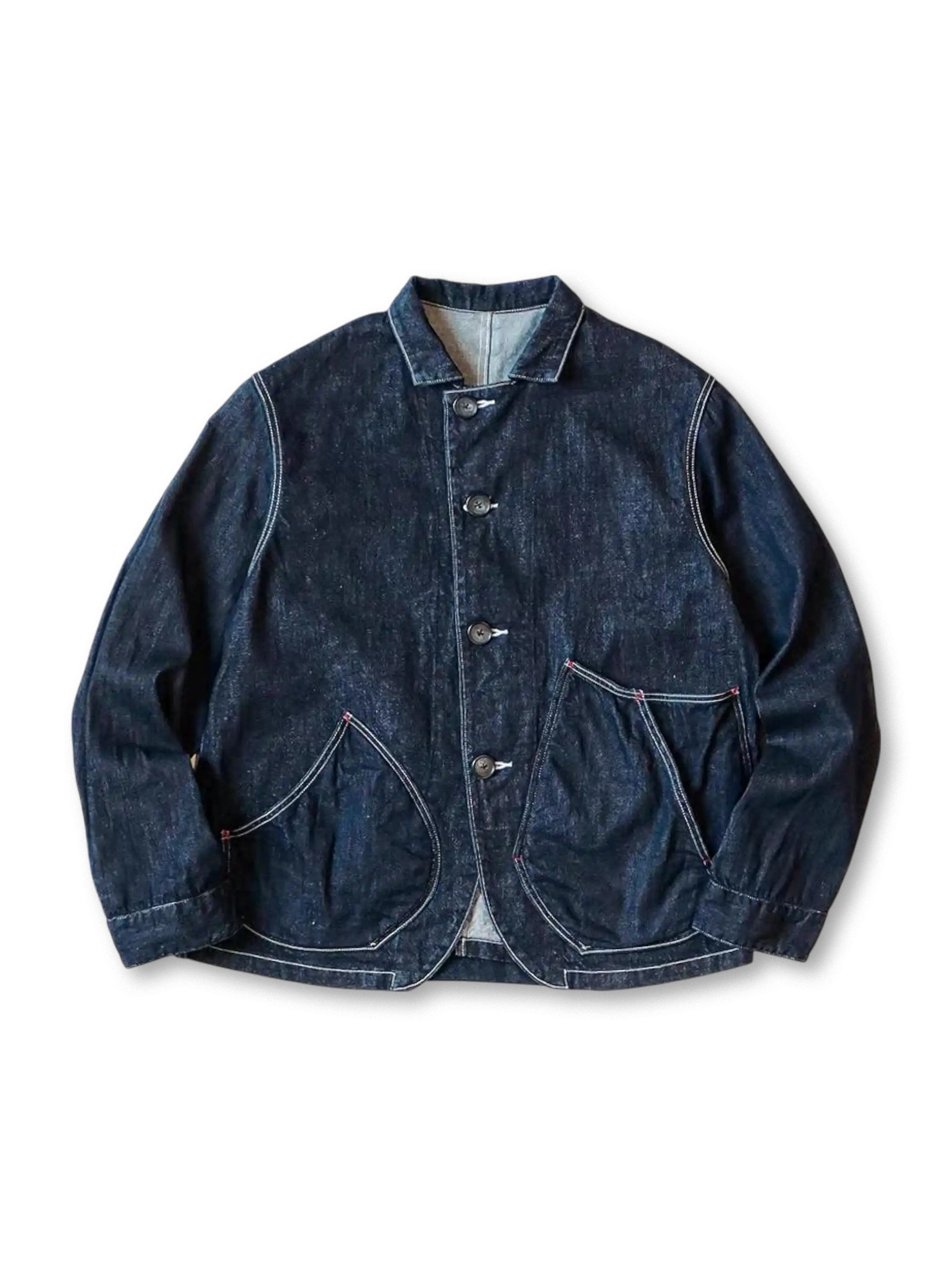 斜めカッティングと大きなポケットが特徴の、水洗い加工ブルーデニムを使用したヴィンテージ風ワークジャケット。