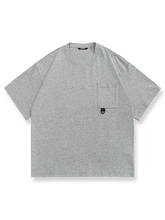 胸ポケットに装飾を施したコットン製ラウンドネック半袖Tシャツ。