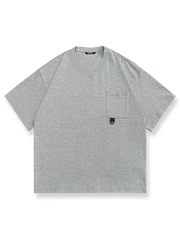 胸ポケットに装飾を施したコットン製ラウンドネック半袖Tシャツ。