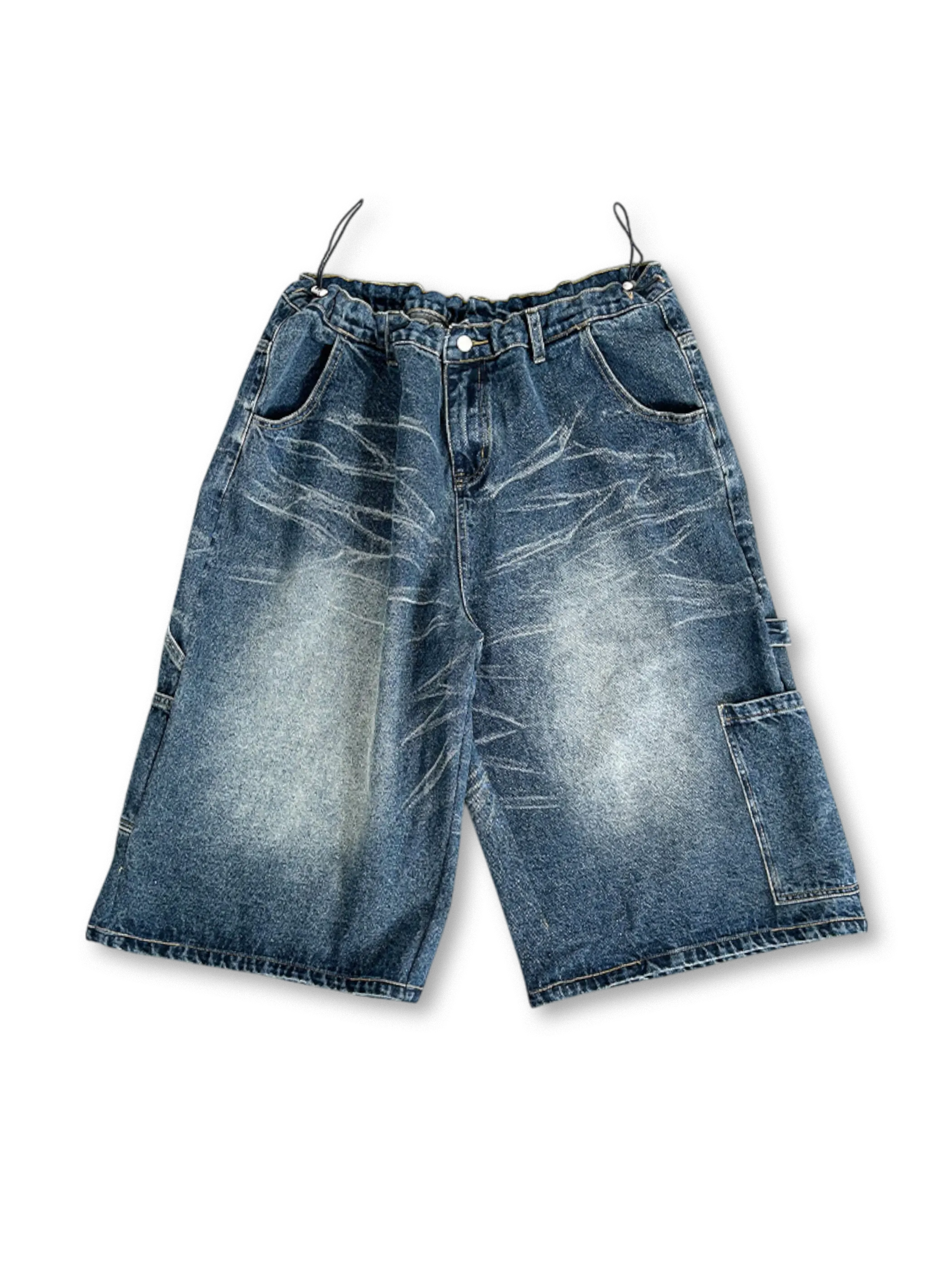 ヴィンテージ風の色落ち加工が特徴の七分丈デニムカーゴショーツ