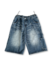 ヴィンテージ風の色落ち加工が特徴の七分丈デニムカーゴショーツ