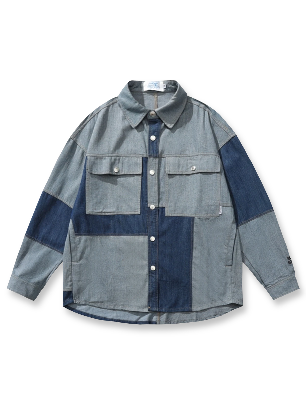 バイカラーパッチワークデザインが際立つデニムシャツの正面画像、胸元のフラップポケットとスナップボタンのディテール。