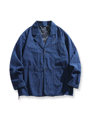 コントラスト仕立てのノッチドラペルと背面の波模様プリントが特徴のデニムテーラードジャケットの全体像。