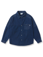 藍染によるパッチワークデザインが特徴のデニムシャツ。コットン混紡素材と胸ポケット、ゆったりシルエットを備えたアイテム。