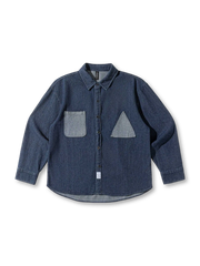 異素材パッチワークとゆったりシルエットが特徴のデニムシャツ。耐久性と個性を兼ね備えた一着。