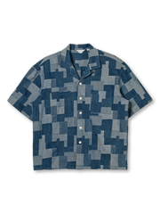 インディゴ濃淡パッチワークと石磨き加工が特徴のデニムシャツ