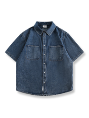 ダークデニム素材のクラシックなダブルポケット半袖シャツ。