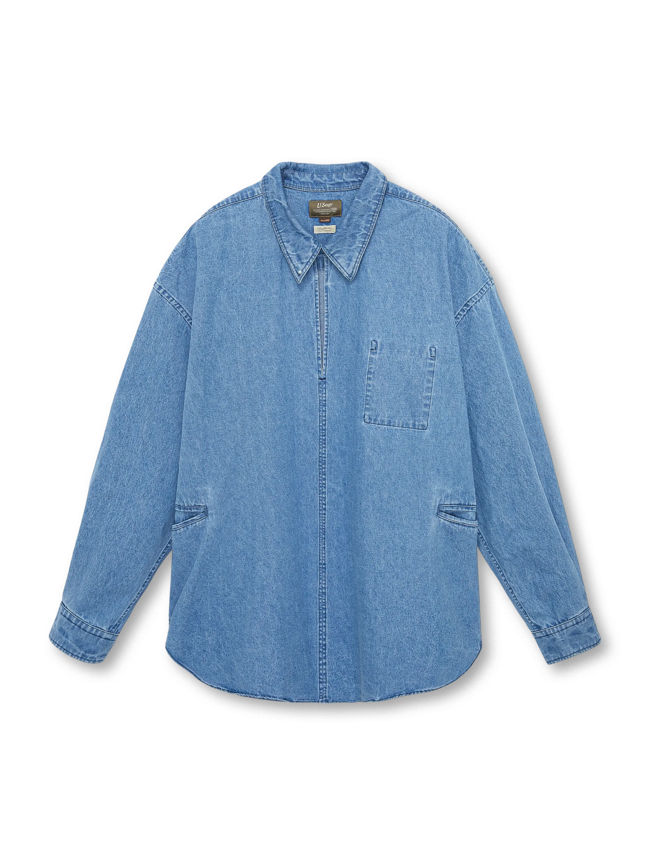 開襟プルオーバーの高密度セルビッジデニムシャツ。実用的なポケット配置とヴィンテージウォッシュが特徴のタフなデザイン。
