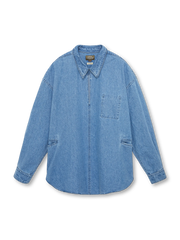 開襟プルオーバーの高密度セルビッジデニムシャツ。実用的なポケット配置とヴィンテージウォッシュが特徴のタフなデザイン。
