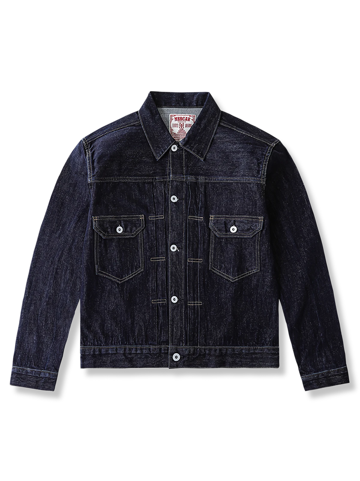 スリムフィットシルエットのデニムジャケットの全体とフラップポケットディテールを写した写真