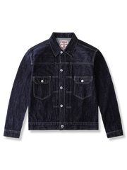 スリムフィットシルエットのデニムジャケットの全体とフラップポケットディテールを写した写真