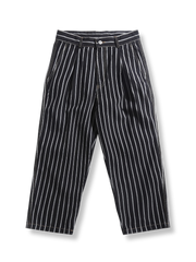 縦ストライプとタックデザインが特徴のヴィンテージデニムワイドパンツの全体像。