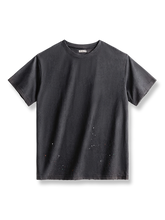 デストロイカットとスプラッシュペイントが施された洗い加工220gコットンTシャツ
