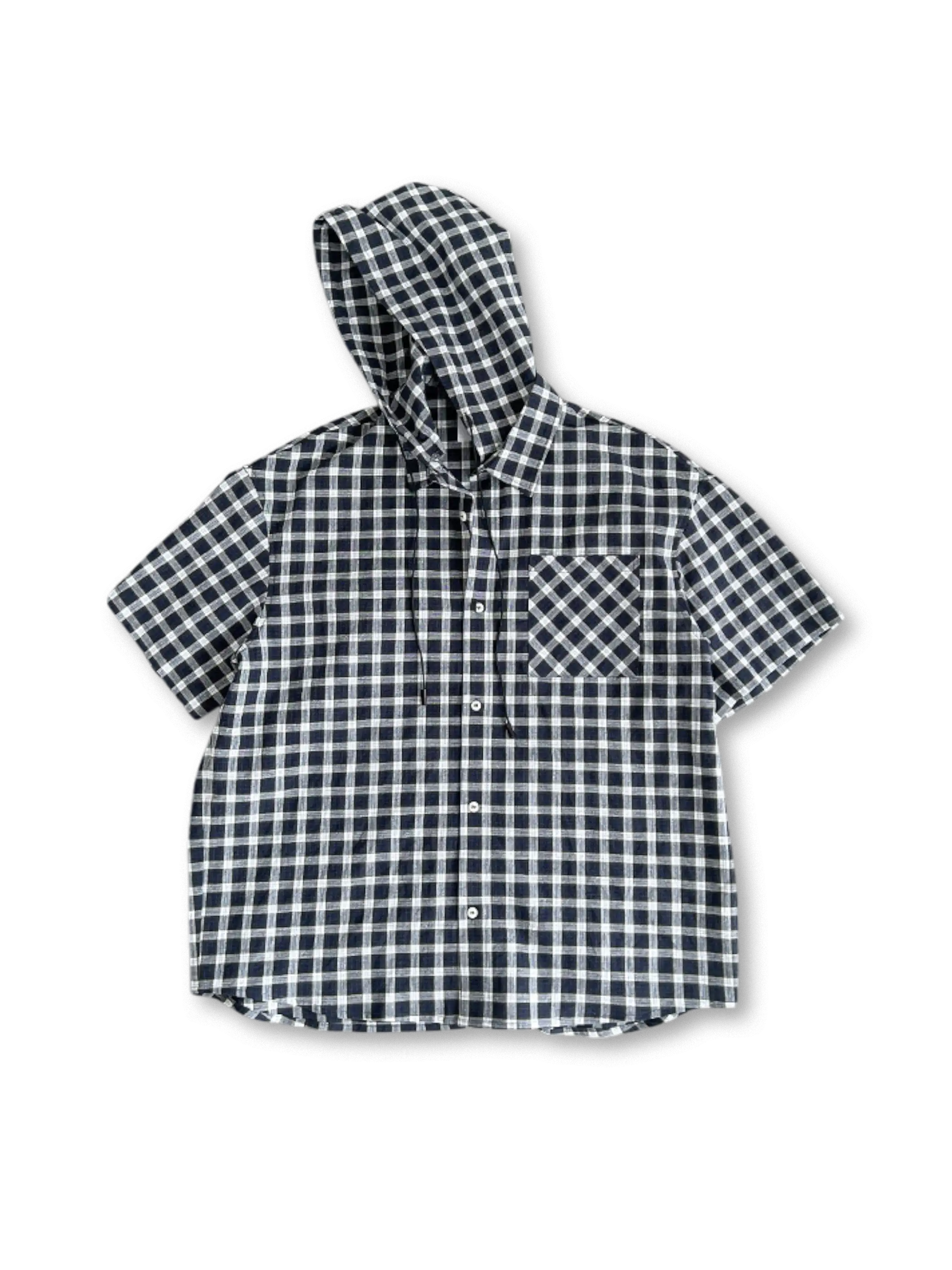 ボタンで取り外し可能なフード付きの襟なしチェック柄ショートスリーブシャツ。ゆったりとしたルーズフィットと通気性の良いコットン素材が特徴。胸元の大きなパッチポケットやヨーク切り替えでデザイン性と動きやすさを両立。