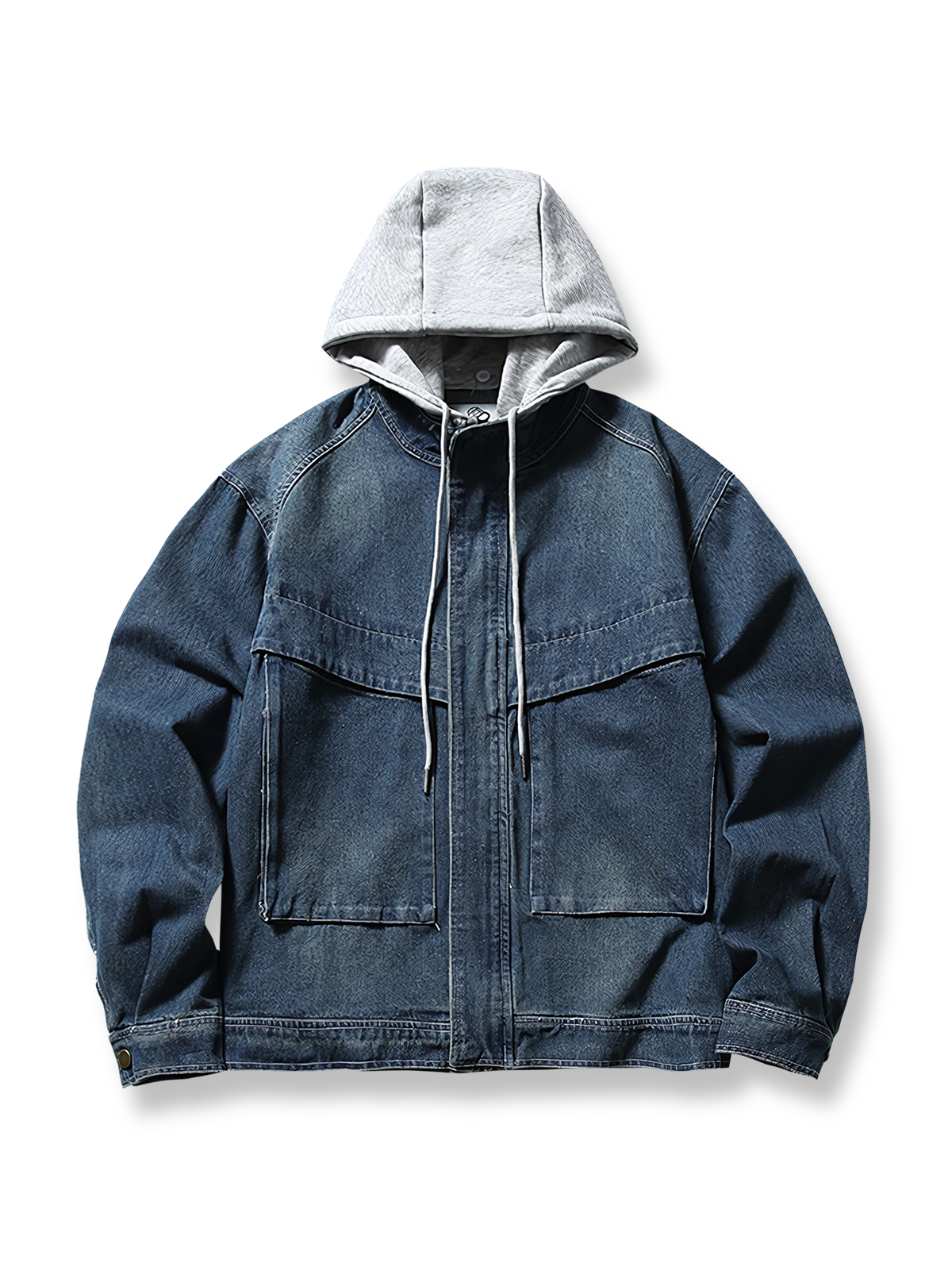 大容量ポケットと脱着式フードを備えたルーズフィットのデニムジャケット。70/30コットンポリエステル混紡素材で耐久性と通気性を実現したアイテム。