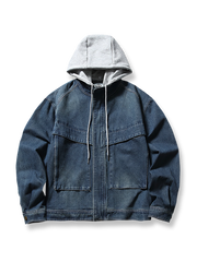大容量ポケットと脱着式フードを備えたルーズフィットのデニムジャケット。70/30コットンポリエステル混紡素材で耐久性と通気性を実現したアイテム。