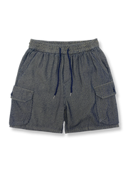 斜め織りデニム生地と複数の立体ポケットが特徴のワイドレッグワークショーツの全体像。