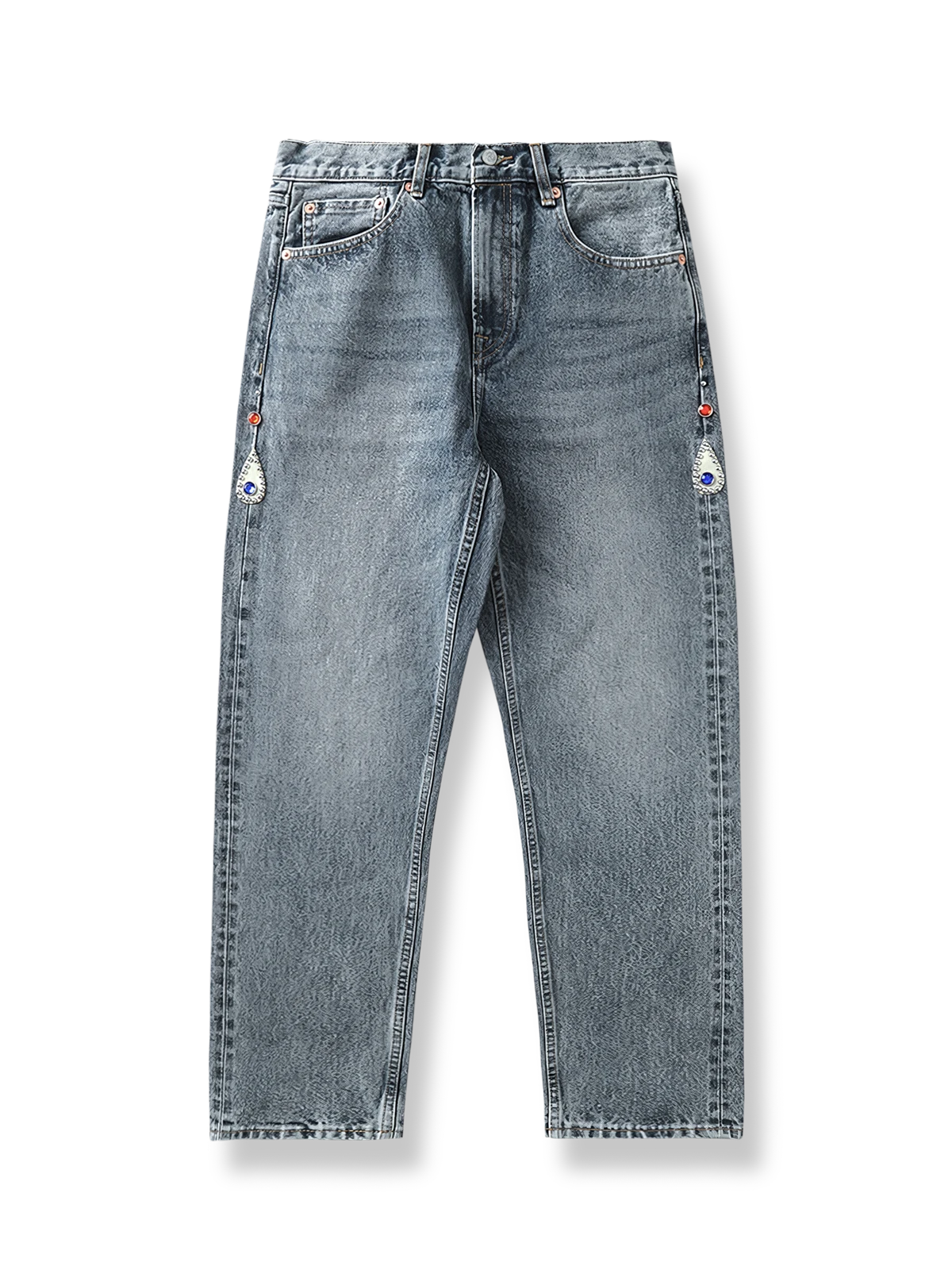 ライトブルーのウォッシュドデニムにダイヤモンドスタッズが輝くパンツ