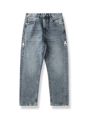 ライトブルーのウォッシュドデニムにダイヤモンドスタッズが輝くパンツ