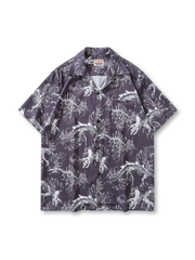 ダイナソースケルトンキューバシャツの全身ビュー、恐竜骨格プリントとオープンカラーを強調。