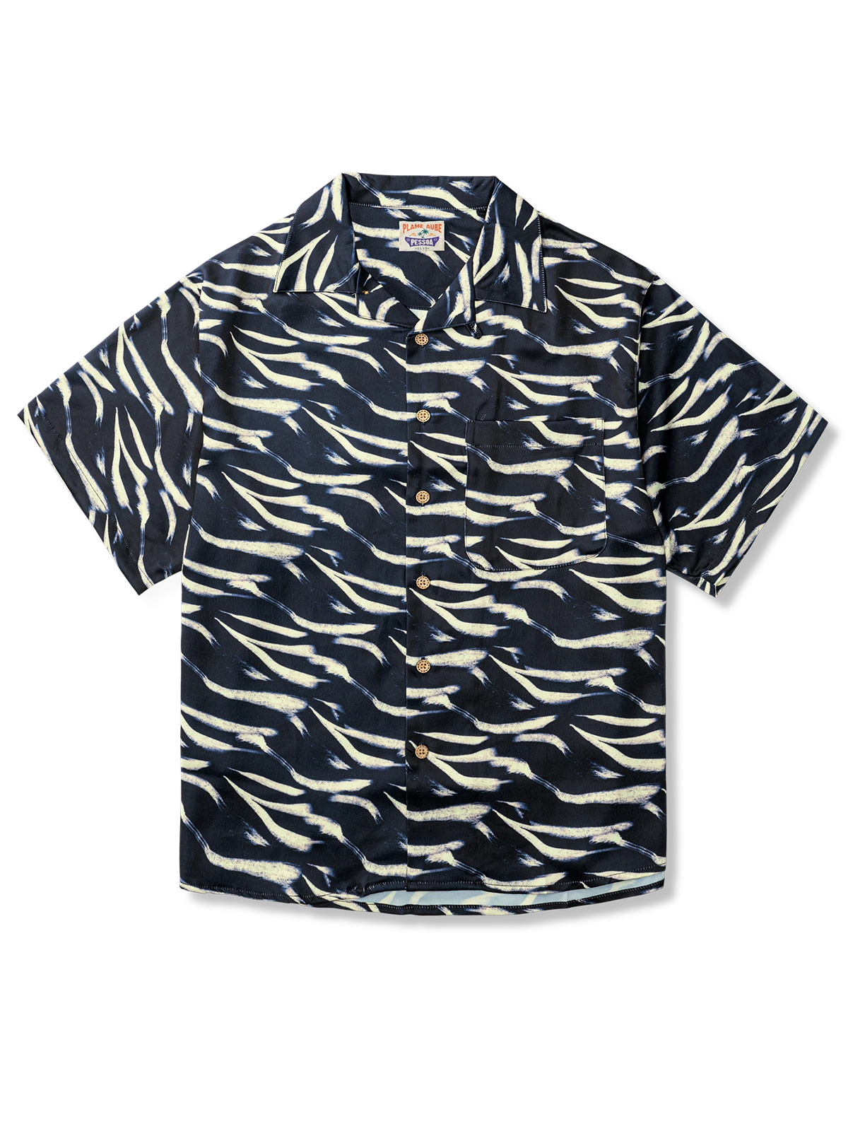 拔染技法のブルー地に手描き風筆跡柄をあしらったアロハシャツ。