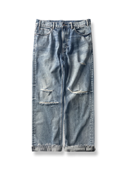 ダメージ加工が施されたストレートシルエットのデニムパンツ