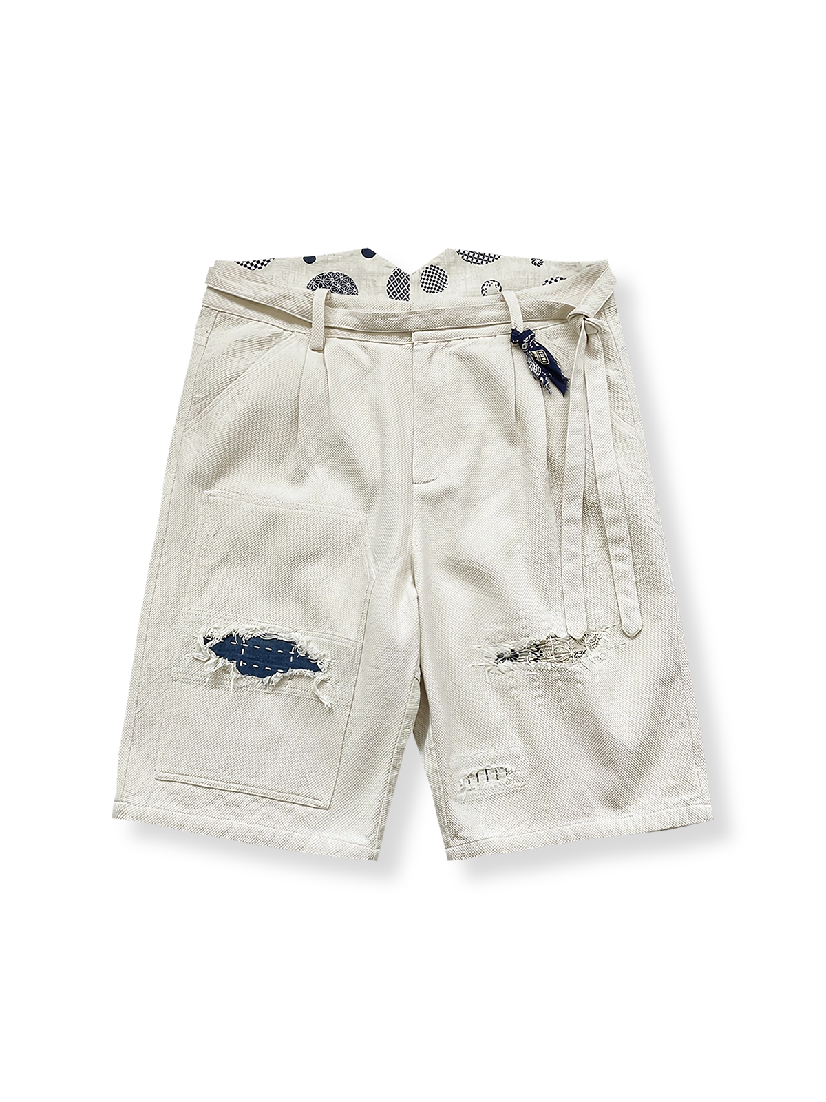 ダメージ加工とパッチワーク刺し子が施された五分丈カーゴショーツの全体が見える商品画像