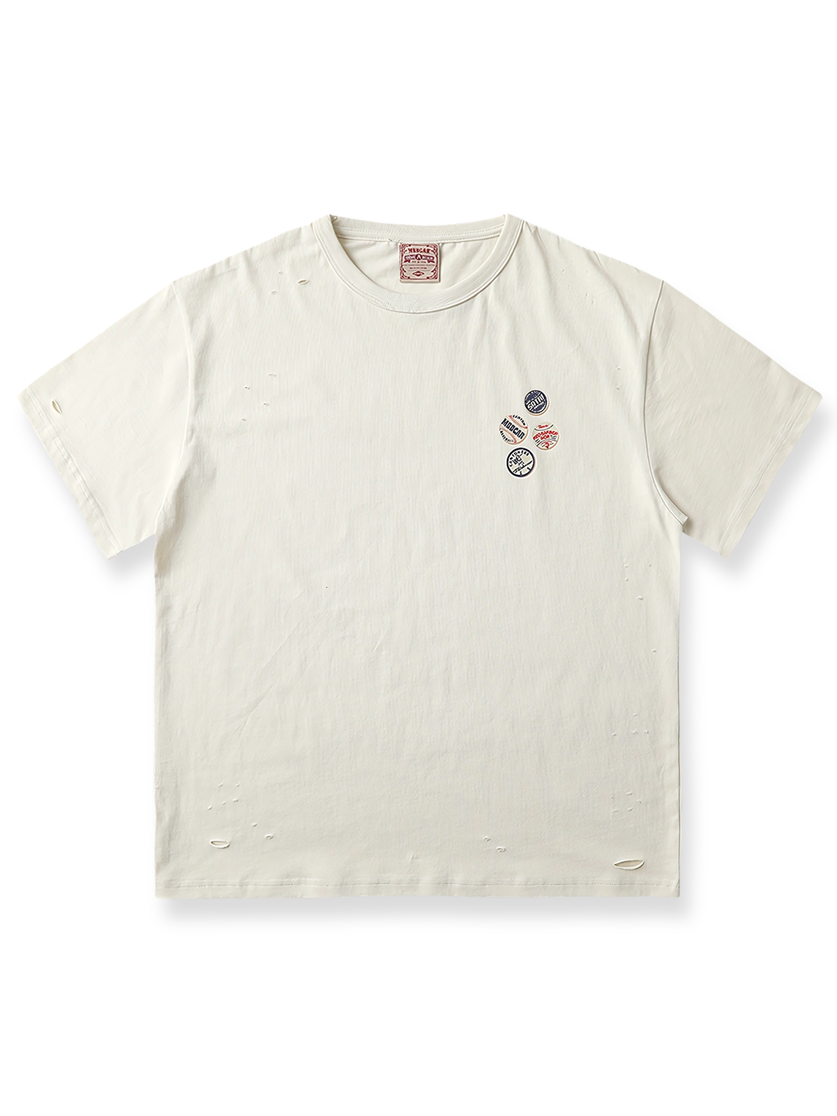 ダメージ加工とピンバッジプリントを施したミルクティーホワイトの半袖Tシャツ
