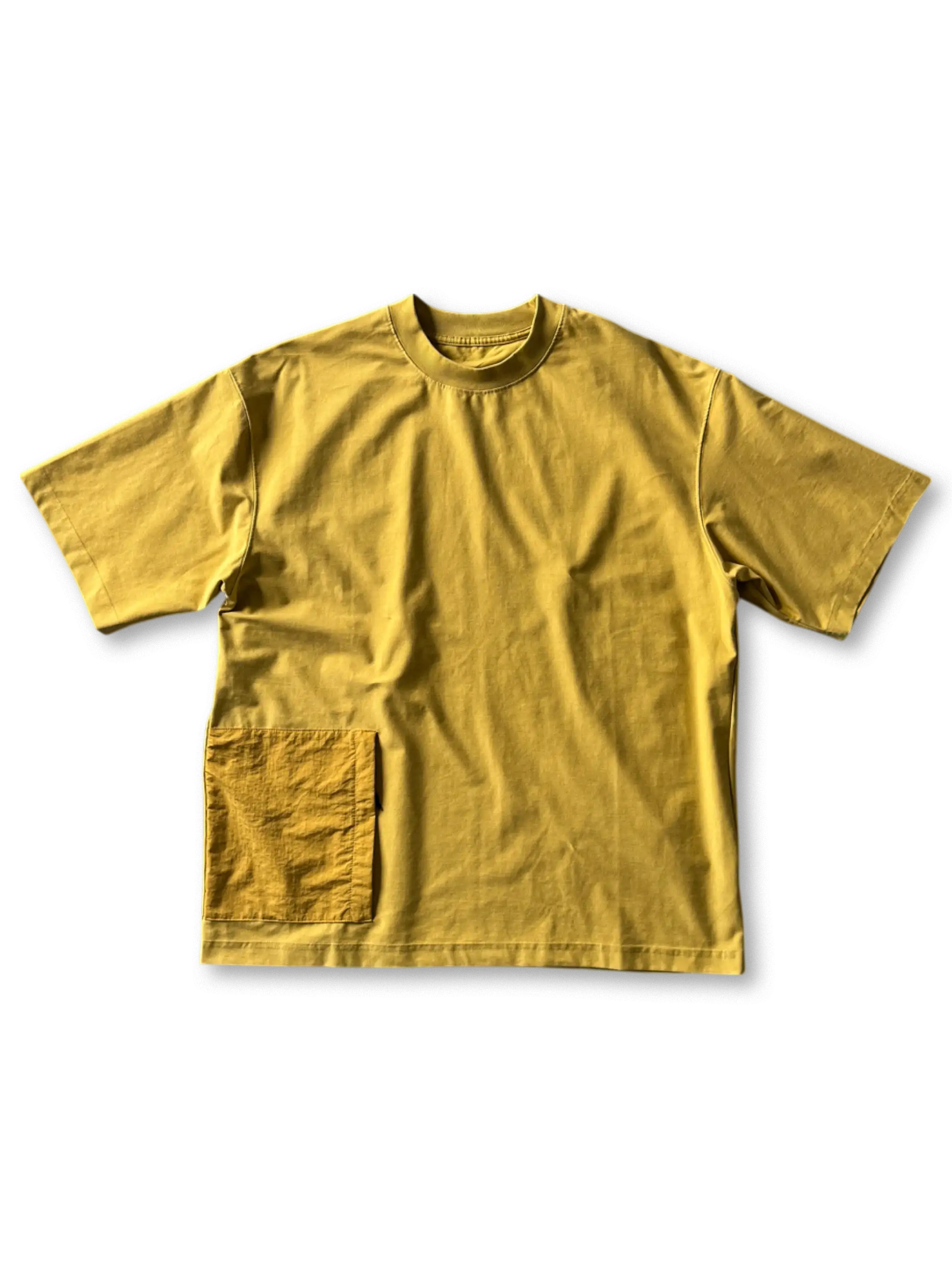 二段階ウォッシュ加工と大きなサイドポケットが映えるワイドTシャツの前面全身ビュー