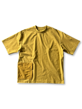 二段階ウォッシュ加工と大きなサイドポケットが映えるワイドTシャツの前面全身ビュー