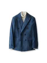 英国トレンドにインスパイアされた、軽やかな8W粗紋灯芯绒生地とダブルブレストデザインが特徴のコーデュロイジャケット。