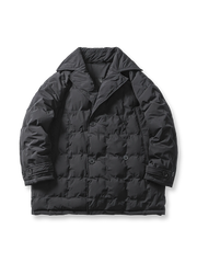 ダブルブレストのスーツカラーが特徴の中長丈ダウンコート