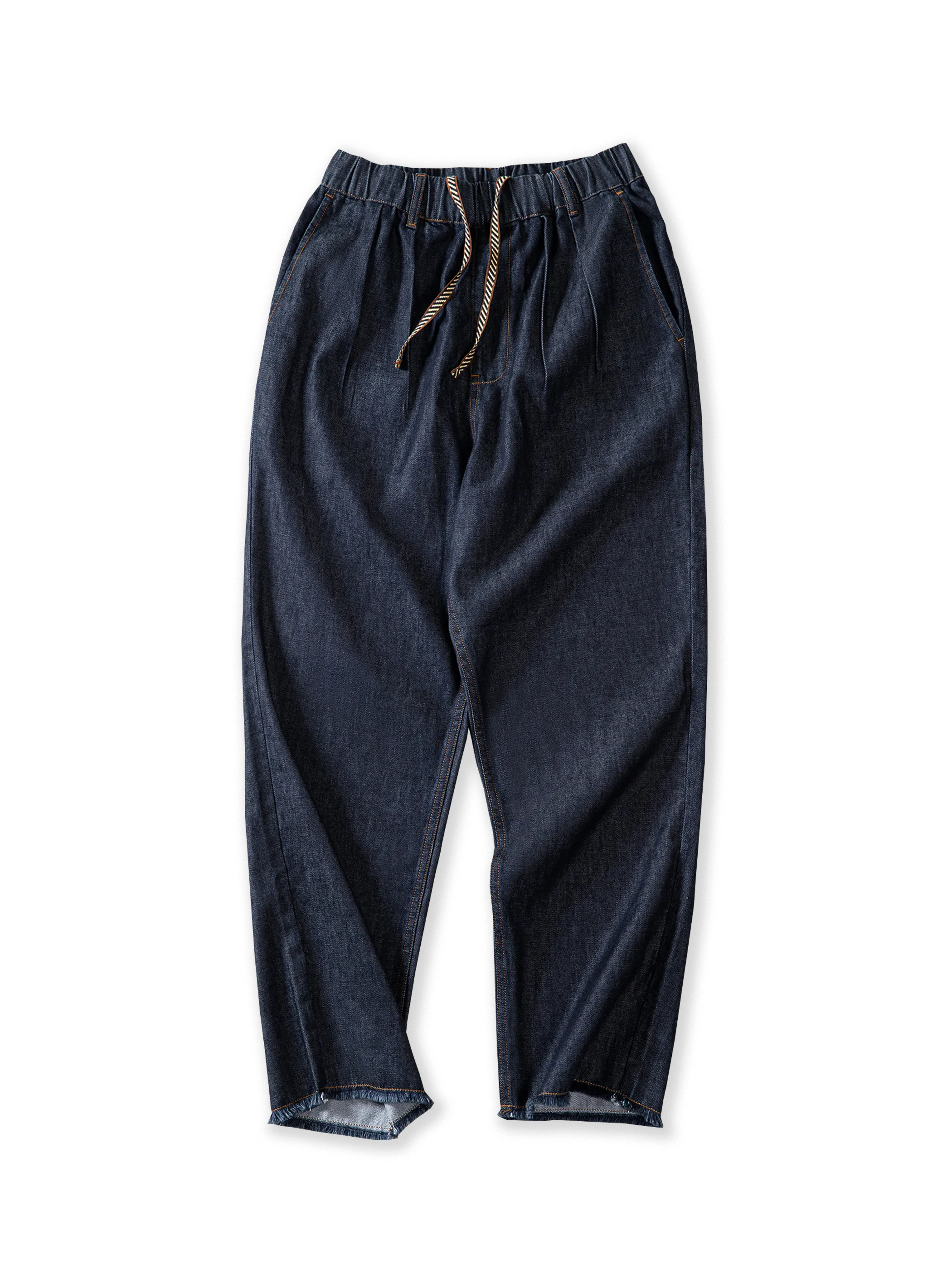 InsCoolクールタッチ生地とC-BLEND™技術で清涼感を実現したダブルプリーツのワイドストレートアイスデニムパンツ。裾カットオフとカラフルなドローコードがアクセント。春夏のアウトドアやリゾートに最適。