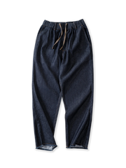 InsCoolクールタッチ生地とC-BLEND™技術で清涼感を実現したダブルプリーツのワイドストレートアイスデニムパンツ。裾カットオフとカラフルなドローコードがアクセント。春夏のアウトドアやリゾートに最適。