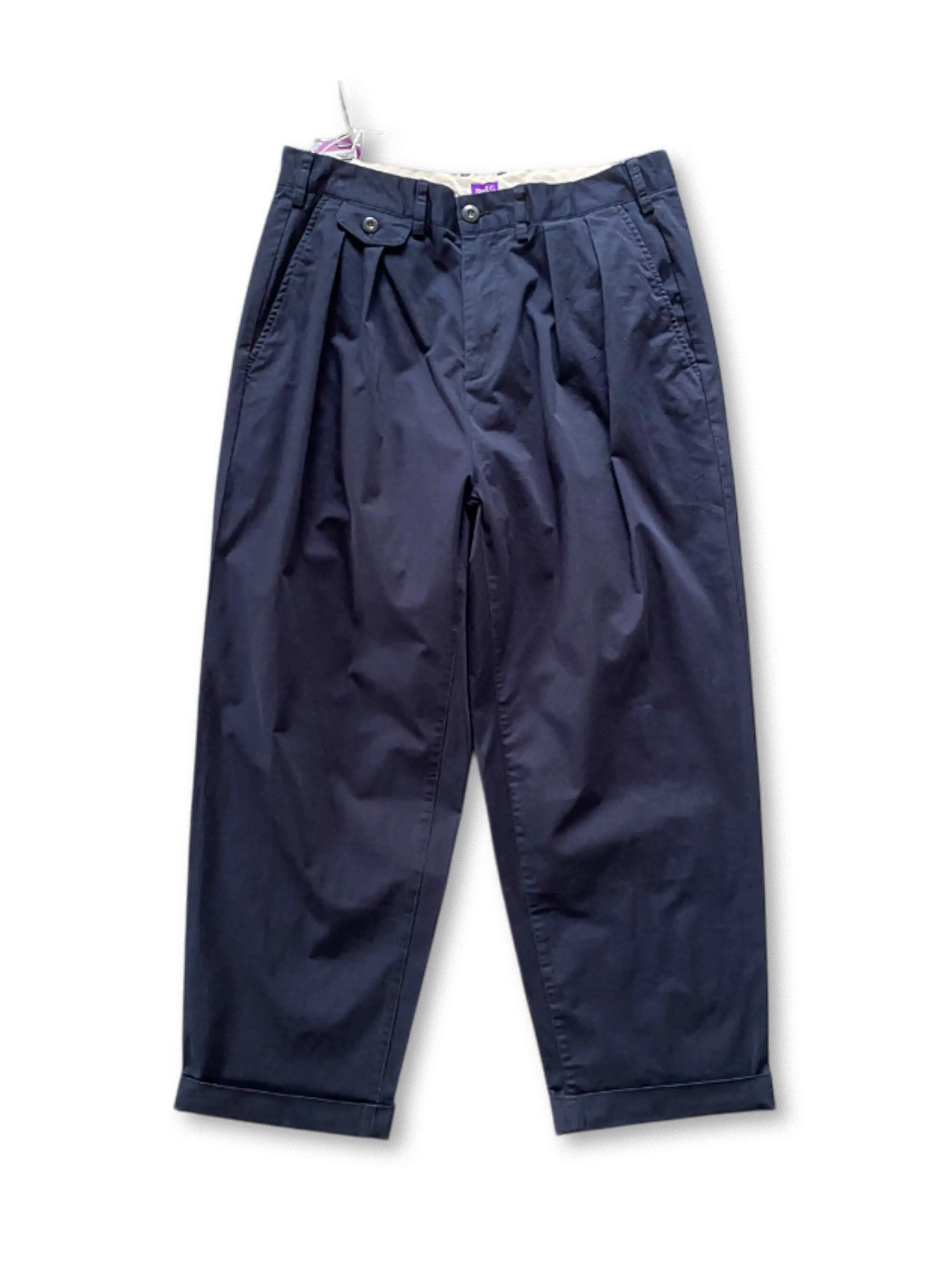 ダブルプリーツと赤い紐がアクセントの軽量テーパードパンツ。快適でスタイリッシュな夏向けアイテム。