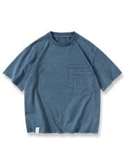 ウォッシュ加工とダブルポケットが特徴の半袖Tシャツ。