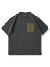 ミリタリーポケットとダブルステッチ補強が施されたヘビーウェイト半袖Tシャツ