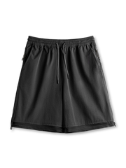 ダブルジップ換気と大容量ポケットが特徴の軽量テックショーツ