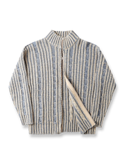 2色のローゲージ編みとダブルジップ仕様が特徴のスタンドカラーニット。