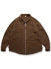 ダブルジップが特徴のウォッシュ加工長袖シャツ。左右対称のフラップポケットと裾のスナップボタンがワークテイストを引き立てる。柔らかいコットン生地で快適な着心地。通勤やアウトドアに適したルーズフィットシャツ。