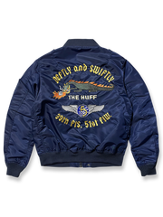 背面の龍刺繍とミリタリーワッペンが特徴のMA‑1フライトジャケット。