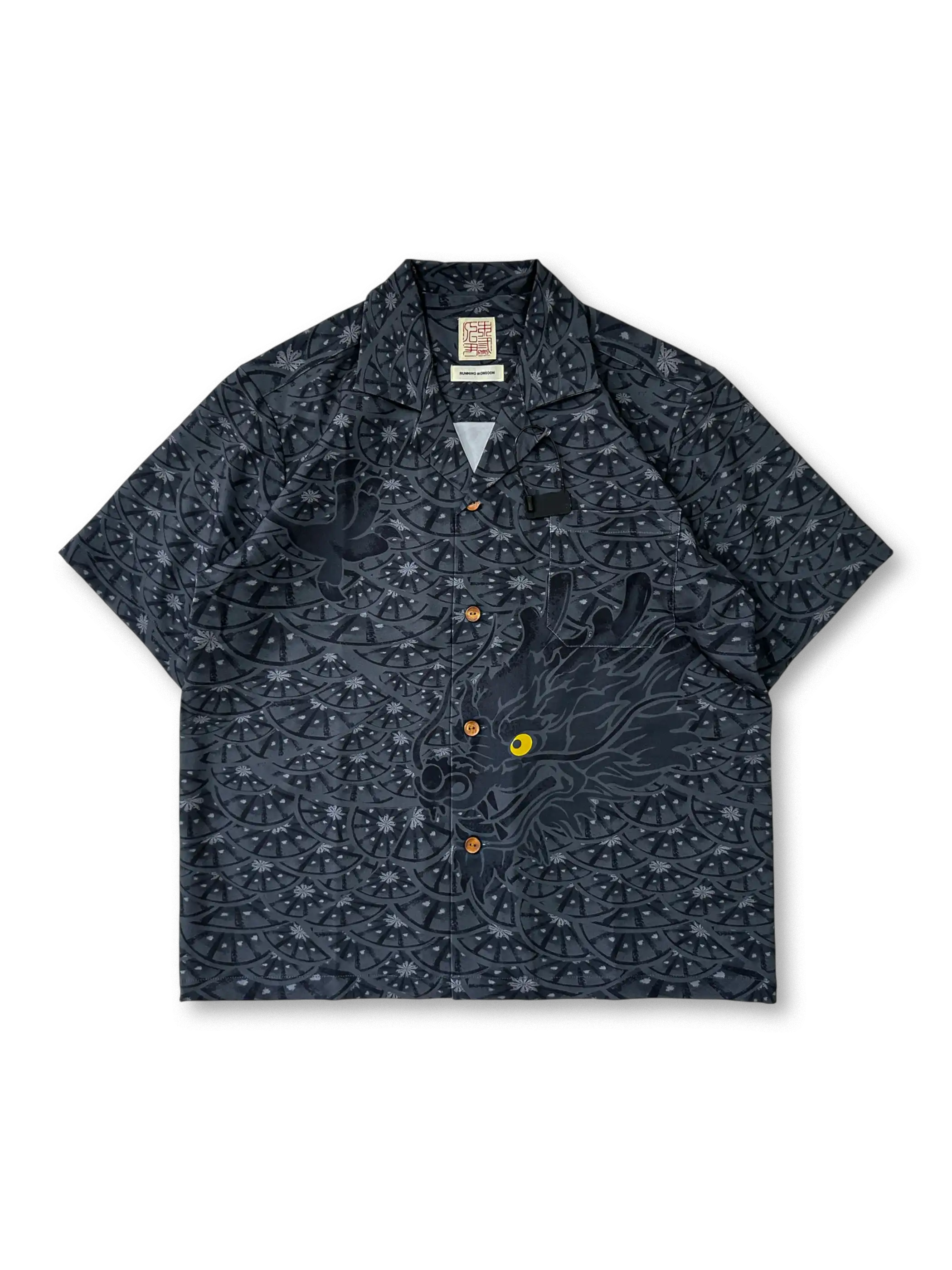 龍のオリジナルプリントとゆるやかなキューバカラーが特徴のポリエステル素材キューバシャツ。