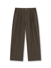 波状プリーツと薄手ポリエステル素材が特徴のリラックスシルエットパンツ、大容量ポケット付き