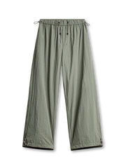 方格状テクスチャのヴィンテージ感あるドローコード付きジョガーパンツ。メタルスナップと調節可能な裾。