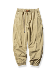 裾絞りとウェビングベルト付きのコットンスラックス