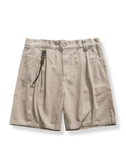 ドローストリングウエストとストレートシルエットが特徴のコットンショートパンツ。