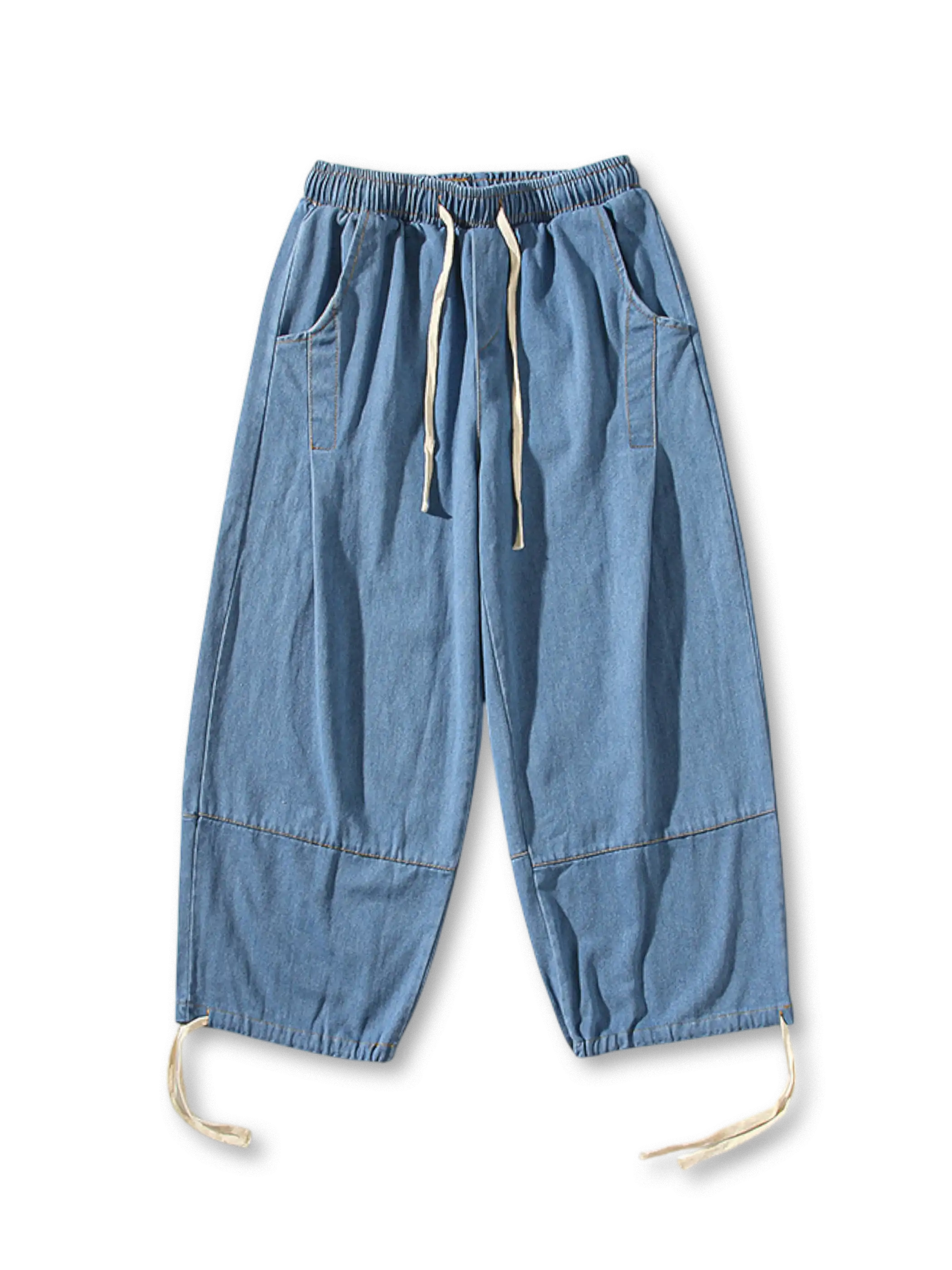 ワイドレッグラインとウエスト・裾のドローストリング付きでシルエット調整可能なヴィンテージ風デニムパンツ。丈夫なステッチと程よいフェード感が特徴。