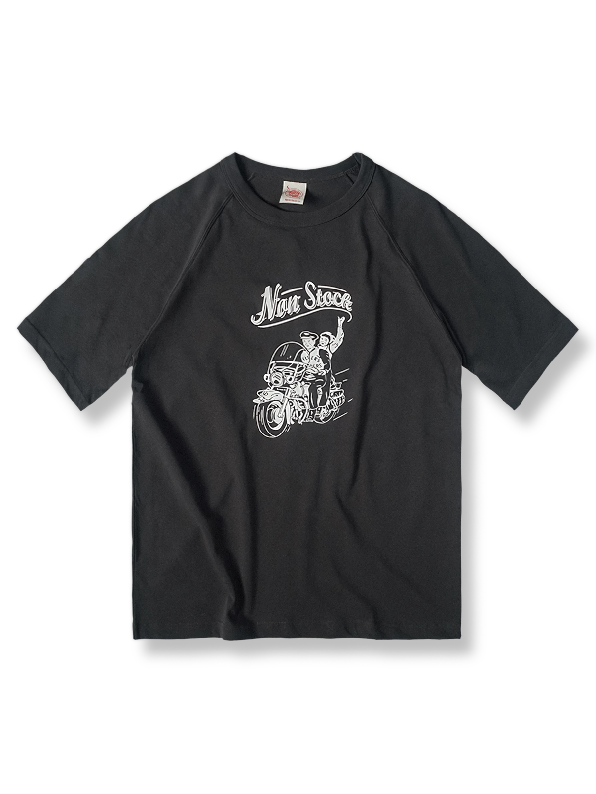 ドロップショルダーとヴィンテージ風バイクグラフィックが特徴の半袖Tシャツ。