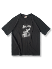 ドロップショルダーとヴィンテージ風バイクグラフィックが特徴の半袖Tシャツ。