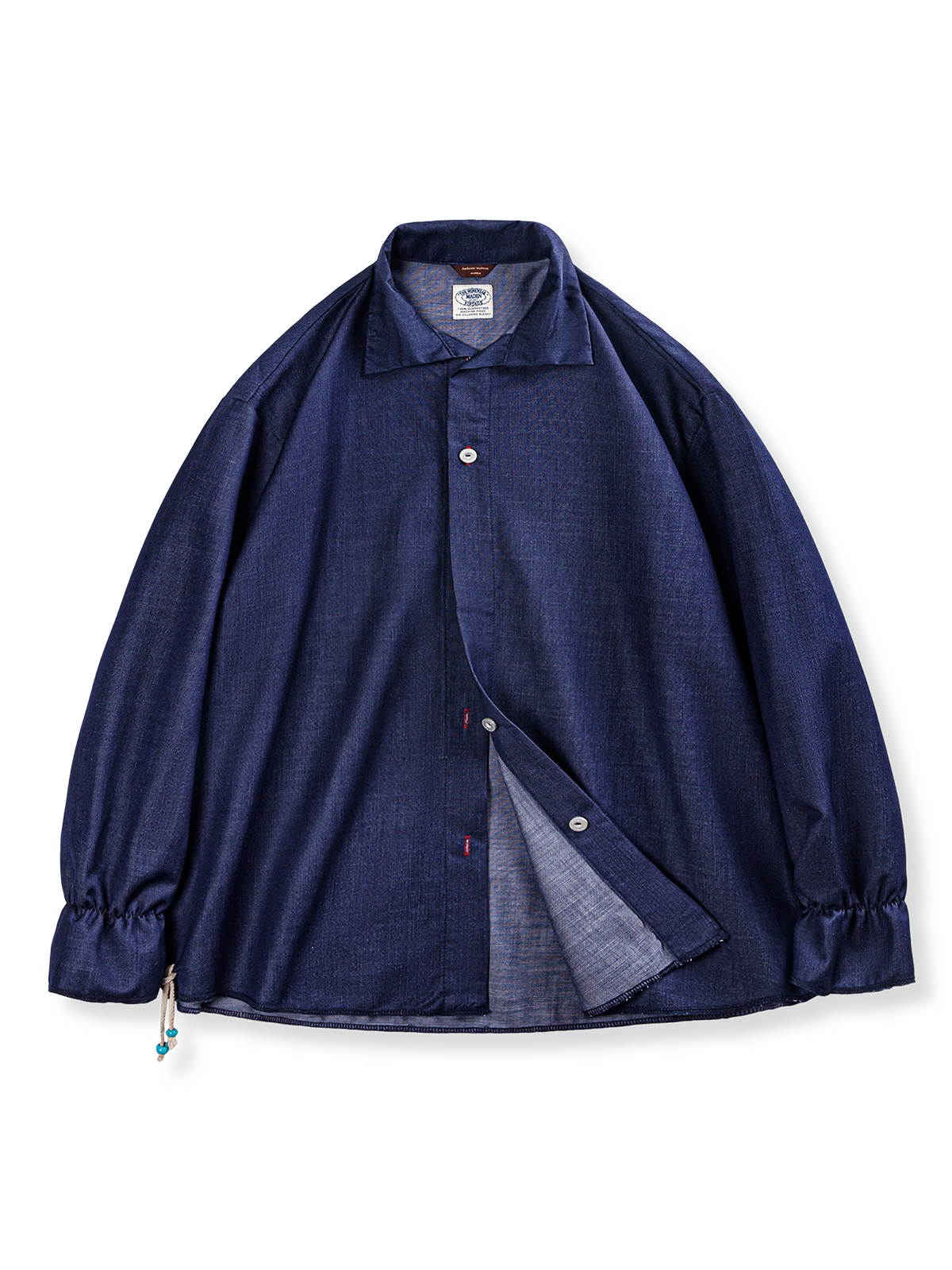 ドロップショルダーとターコイズビーズ装飾が特徴のネイビーTRデニムシャツ